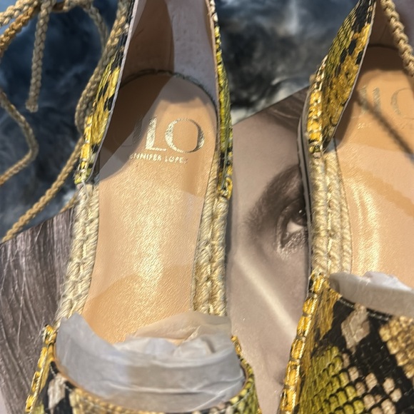 NWT Jennifer Lopez Size 10 Yellow Multi Snake Print Tie Around The Leg Slip On - Picture 5 of 9